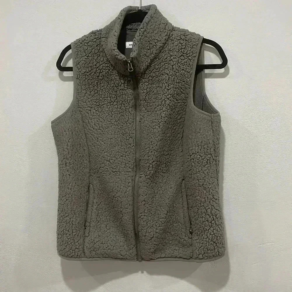 Amazon Essential Sherpa faux fur lined grey vest size medium